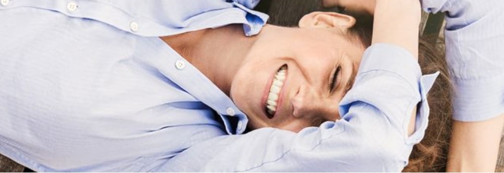 Lady lying on her back and smiling - metaphor for not excessive sweating